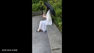 国产一区二区草草影院老婆手握两根肉棒，在我面前玩嗨了